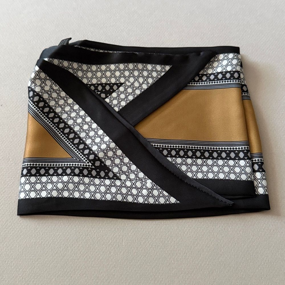 Elegant Gold and Black Scarf A1567 - Picture 2 of 2
